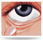 頭仰后，用食指將下眼瞼下拉，使其成袋狀