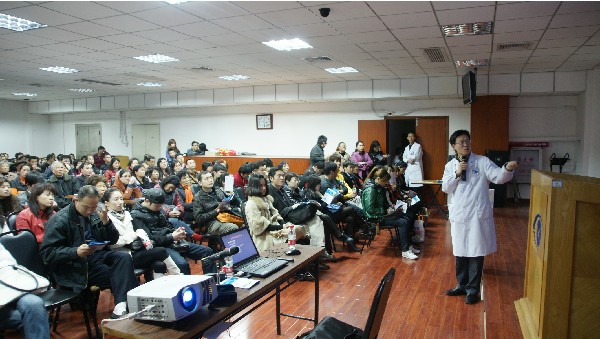 眼科中心專家為干眼俱樂(lè)部患者做免費(fèi)講座